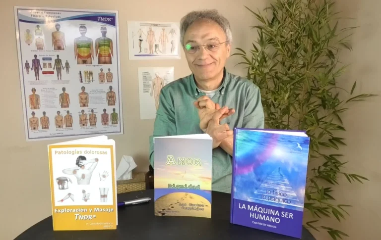 Dr. Cayo Martín Valencia, creador de la técnica masaje TNDR y reflexología terapéutica.