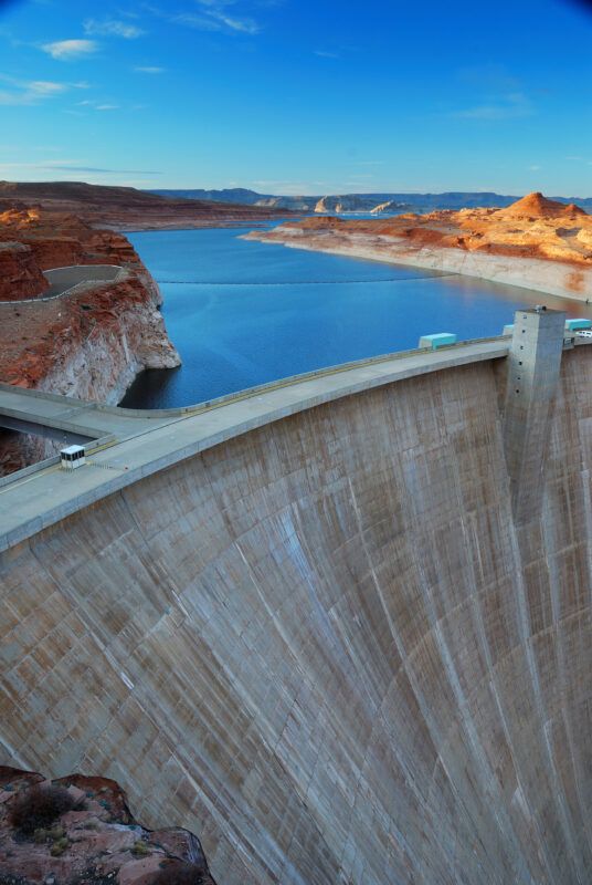 Presa de agua que simboliza el flujo energético y el equilibrio corporal con masaje TNDR.