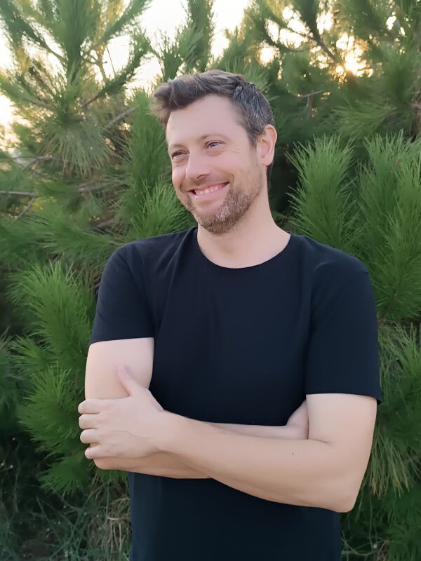 Joan Jiménez, especialista en masaje TNDR en Castelldefels y terapias energéticas.